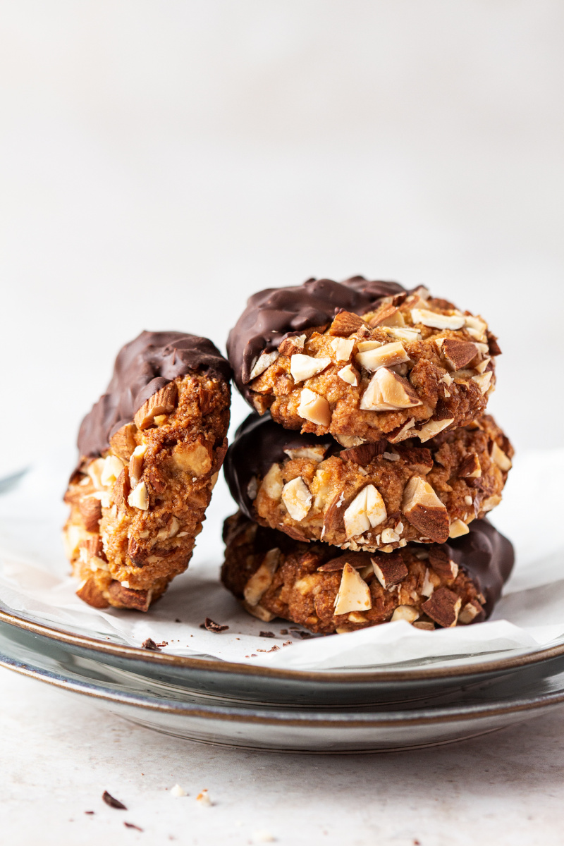 vegan-almond-cookies-stack-800x1200